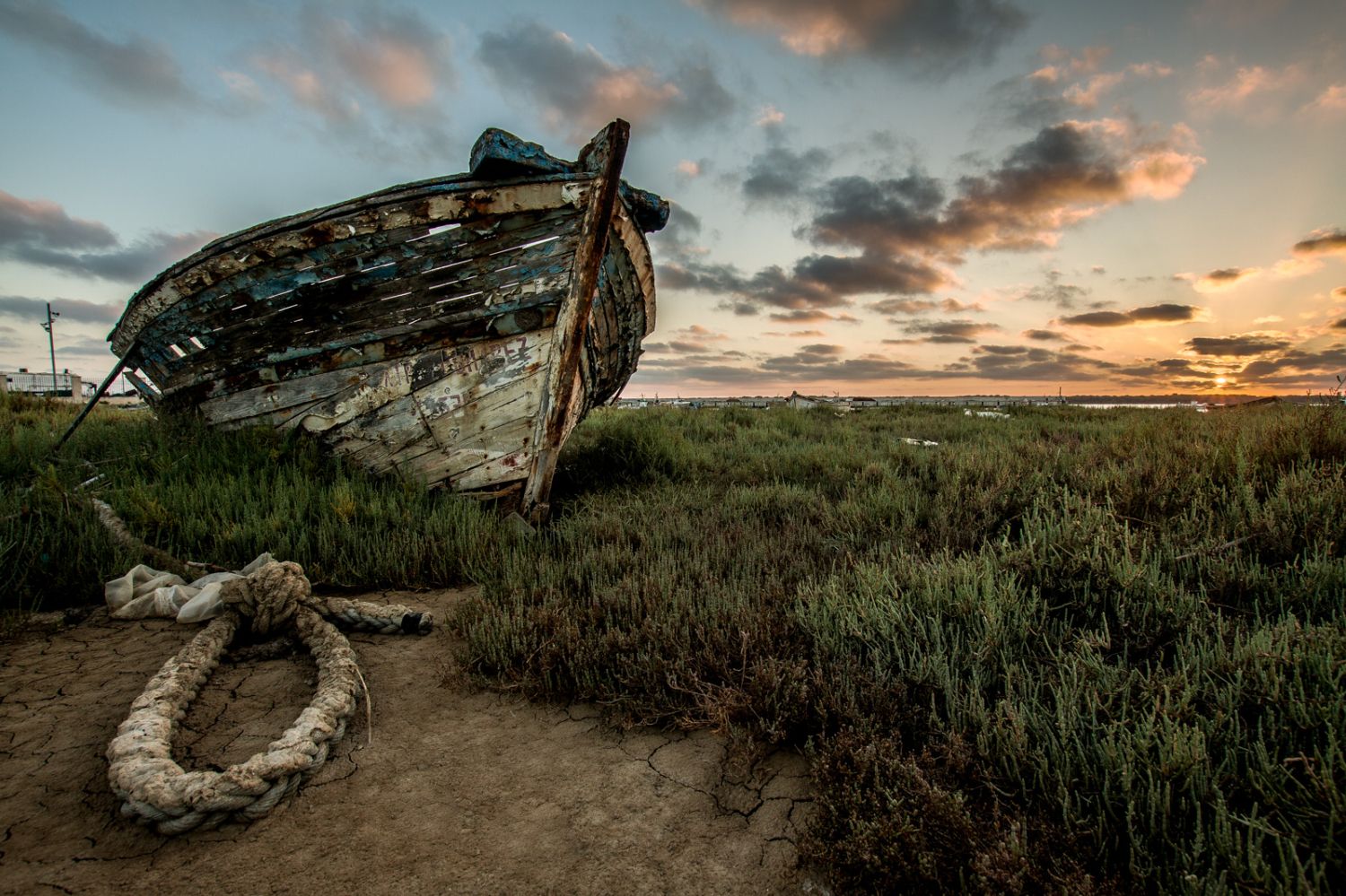 barco de pesca abandonado por el cambio climatico